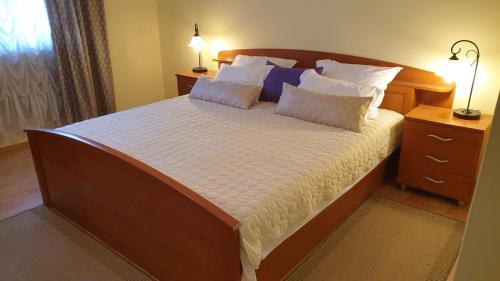 1 dormitorio con 1 cama grande con almohadas azules y blancas en Apartments Aurora Borik, en Zadar