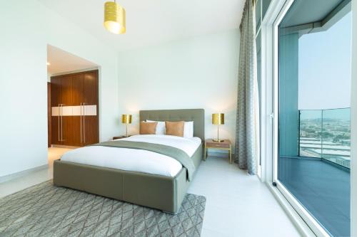 ドバイにあるMaison Privee - Superb 1BR apartment overlooking Zabeel Park and Dubai Frameのベッドルーム1室(ベッド1台、大きな窓付)
