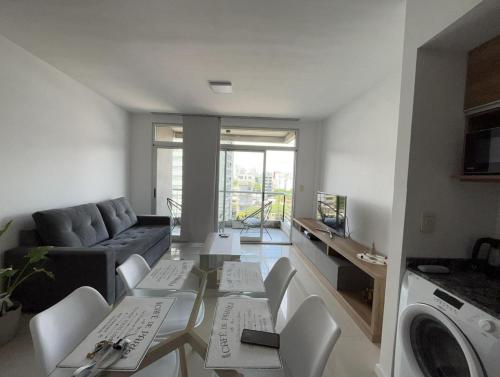 uma sala de estar com um sofá e uma mesa em Apartamento 2 Ambientes - Moderno totalmente Amoblado em Buenos Aires