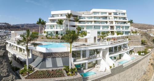 een luchtzicht op een gebouw met een zwembad bij Grand Horizon Luxury Boutique Apartments in Puerto Rico de Gran Canaria
