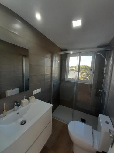 een badkamer met een douche, een toilet en een wastafel bij Costa Blanca Holiday Rental AltaMar I in El Campello