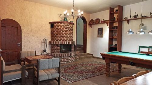 ein Wohnzimmer mit einem Billardtisch und einem Kamin in der Unterkunft Penzion Vanda in Velké Pavlovice