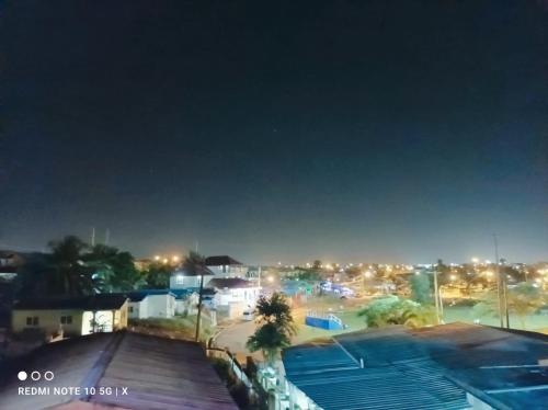 uma vista para um parque de estacionamento à noite em DesMaries Pleasantville em San Fernando
