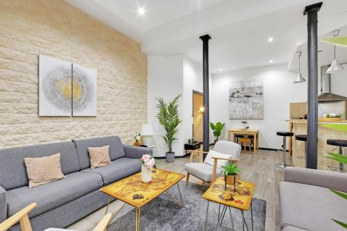 - un salon avec un canapé et des tables dans l'établissement Chic apartment - 3BR-8P - Le Marais, à Paris