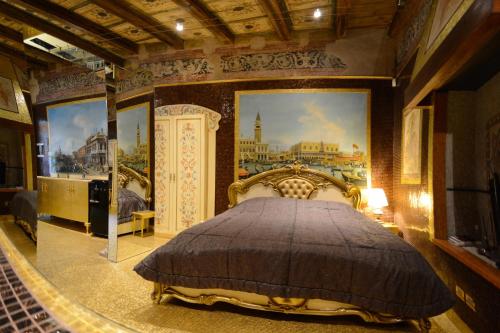 1 dormitorio con 1 cama con una pintura en la pared en Il MOSAICO piccola spa en Verona