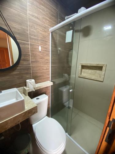 a bathroom with a toilet and a shower and a sink at Temporada Serrana in Guaramiranga
