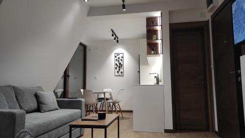een woonkamer met een bank en een tafel bij Dva Jelena in Divčibare