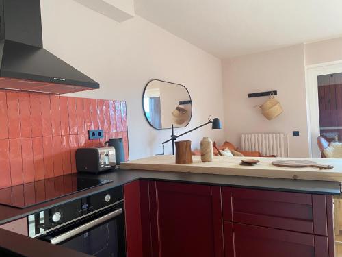 a kitchen with a counter top and a mirror at Piso reformado 5 pers, máx 4 adultos más niños, centro El Tarter - Grandvalira in El Tarter