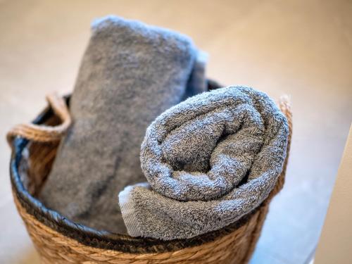a wicker basket with a pile of towels at das brunn - Luxus Chalet in Kirchberg in Tirol