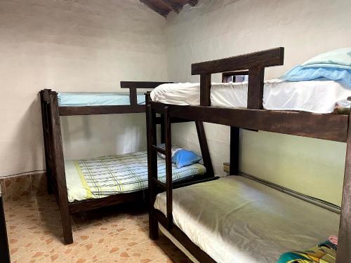 Habitación con 2 literas en una habitación en Casa Finca El Encanto en Santa Fe de Antioquia, en Santa Fe de Antioquia