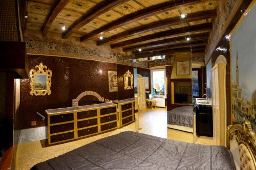 1 dormitorio con 1 cama y lavamanos. en Il MOSAICO piccola spa en Verona
