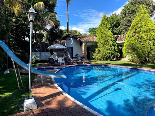 Het zwembad bij of vlak bij Casa Finca El Encanto en Santa Fe de Antioquia