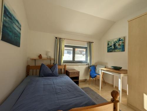 1 dormitorio con cama, escritorio y ventana en Ferienhaus Ketterer Hinterzarten, en Hinterzarten