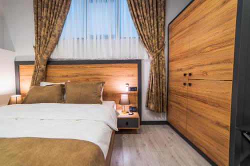 een slaapkamer met een groot bed en een raam bij Sirius Otel İstanbul in Istanbul