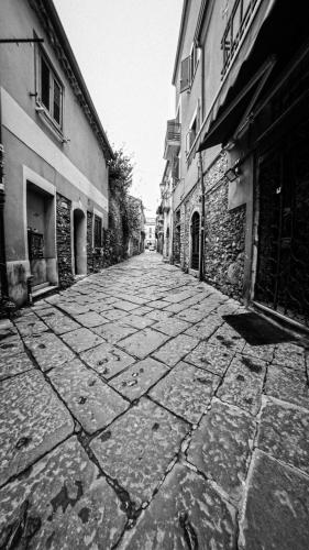 a black and white photo of a street with buildings at Trescene Room Locazione Breve Turistica in Benevento