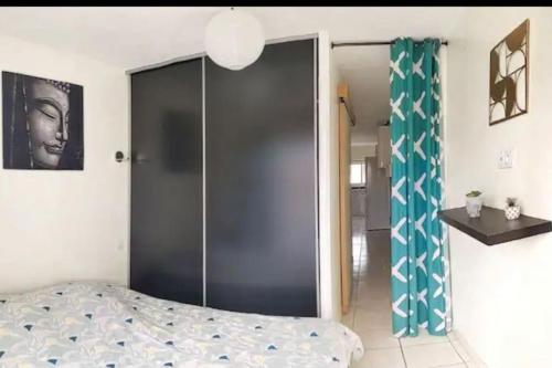 1 dormitorio con 1 cama y puerta corredera grande en T1 proximité de Montpellier., en Juvignac