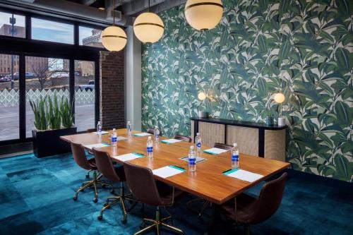 Ein Restaurant oder anderes Speiselokal in der Unterkunft Hotel Indigo - Omaha Downtown by IHG 