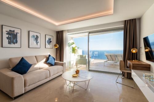 salon z kanapą i stołem w obiekcie Grand Horizon Luxury Boutique Apartments w mieście Puerto Rico de Gran Canaria