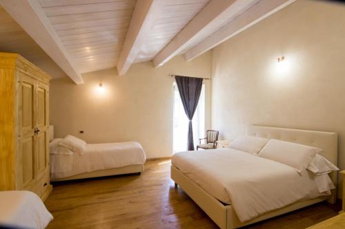 1 dormitorio con 2 camas y ventana en Tenuta del Savonisco, en Picinisco
