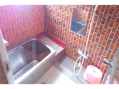 uma casa de banho com uma banheira, um lavatório e um WC. em Yarasuya - Vacation STAY 95306v em Echizen
