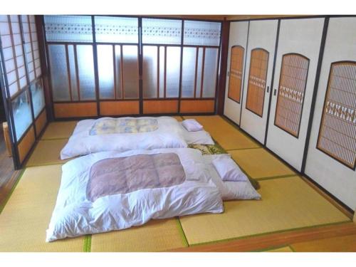 um quarto com três camas sentado no chão em Yarasuya - Vacation STAY 95306v em Echizen