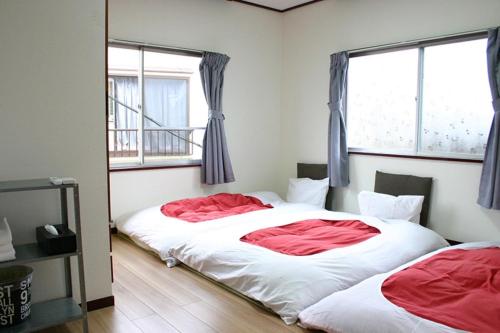 twee bedden in een kamer met twee ramen bij RETRO retro - Vacation STAY 96290v in Azagawa