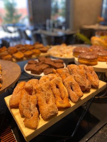 プレジデンテ・プルデンテにあるAruá Hotel, Restaurante e Convençõesのドーナツ一杯