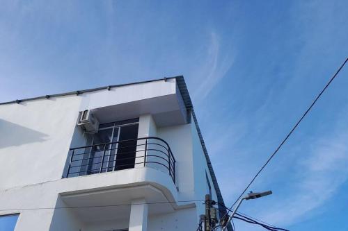 un edificio blanco con una ventana en el costado en Apartamento Esmeralda Arboletes, en Arboletes