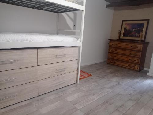 ein Schlafzimmer mit einem Etagenbett und einer Holzkommode in der Unterkunft Hermosa casa con parque in Cordoba