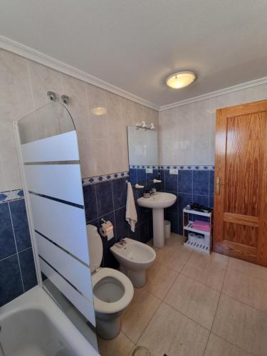 La salle de bains est pourvue de toilettes et d'un lavabo. dans l'établissement Monte Mar Apartment, à Gran Alacant