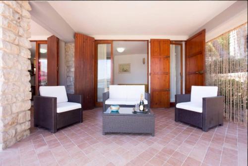 Area soggiorno di Villa Flavia direttamente sul mare con terrazza incantevole per 6 persone