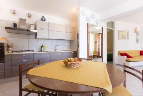 Cucina o angolo cottura di Villa Flavia direttamente sul mare con terrazza incantevole per 6 persone