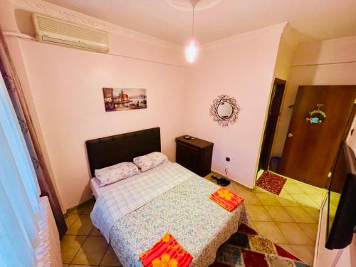 - une petite chambre avec un lit et un miroir dans l'établissement Rüyam Hotel, à Istanbul
