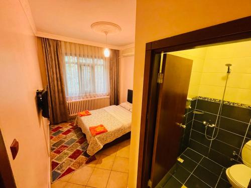 La petite salle de bains est pourvue d'un lit et d'une douche. dans l'établissement Rüyam Hotel, à Istanbul