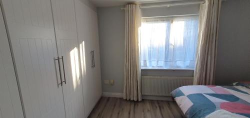 Una cama o camas en una habitación de Modern house in Dublin