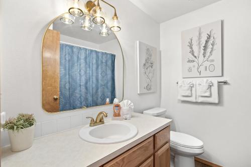 a bathroom with a sink and a mirror at Seas The Day in Seaside