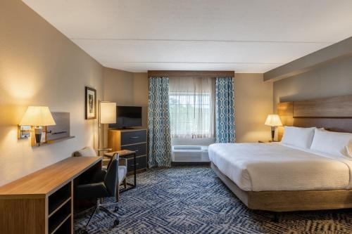 een hotelkamer met een bed en een bureau bij Candlewood Suites - Bluffton-Hilton Head, an IHG Hotel in Bluffton