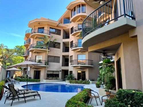 Lovely 3 Bedroom Condo Downtown