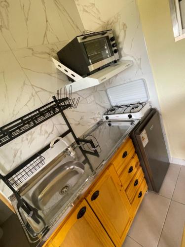 a kitchen counter with a sink and a microwave at Altos de Kiyu in José Ignacio