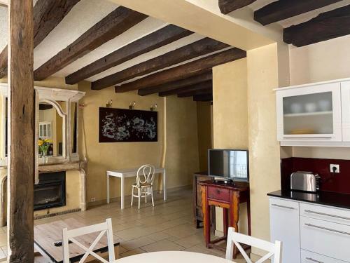 une cuisine et un salon avec une table et des chaises dans l'établissement Charmant appartement - centre Cité Plantagenet!!!, au Mans