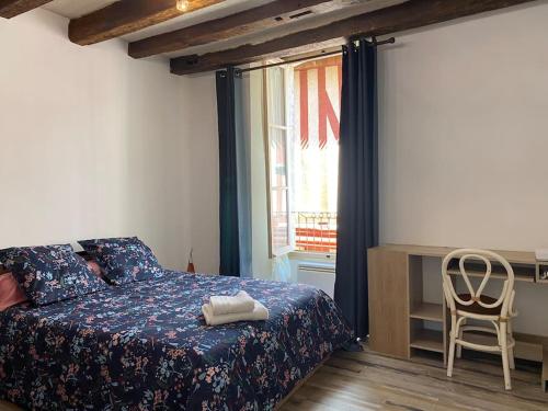 1 dormitorio con 1 cama, 1 silla y 1 ventana en Charmant appartement - centre Cité Plantagenet!!!, en Le Mans