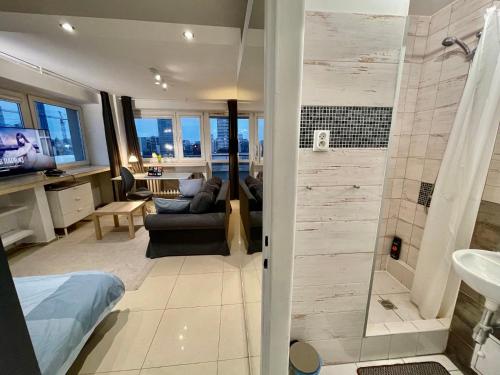 Kúpeľňa v ubytovaní SAWA Apartment 2xMetro WiFi 500 Mbs 50’TV Netflix HBO AppleTV+