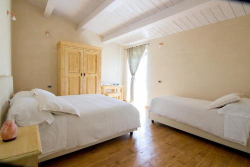 Picinisco的住宿－Tenuta del Savonisco，一间卧室设有两张床和窗户。