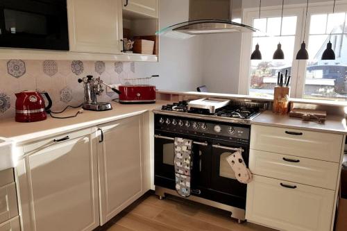 uma cozinha com um fogão e uma bancada em Kranichhöhe em Hohwacht