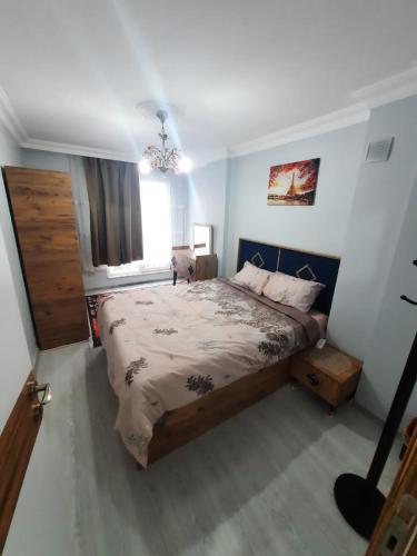 um quarto com uma cama grande e um lustre em Arab Istanbul em Istambul
