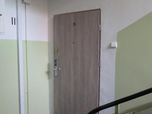 グダニスクにあるApartament Nadmorski Piastowska 66の鏡付きの部屋の木製ドア