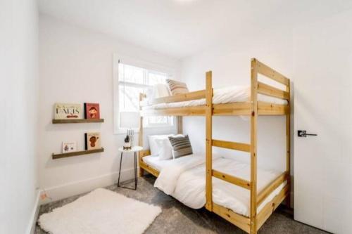 1 dormitorio con litera y escalera en ✦Chic Haven✦3BR Near DT & WEM, King Bed, Trails, Fast Wifi, Sleeps 6!, en Edmonton