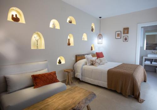een slaapkamer met een bed en een bank en enkele verlichting bij La Camareta Alojamientos Turísticos Rurales 