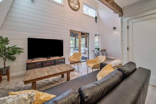 ein Wohnzimmer mit Couch und Flachbildfernseher in der Unterkunft Modern Cabin with View, Pet-Friendly, Close to town in Hiawassee