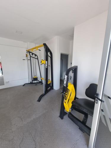 a gym with two treadmills and a treadmill at BEM Apartamento in Salta